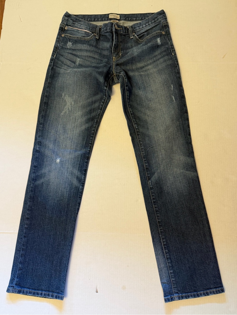 GAP Women's Med Wash Boyfriend Jeans Lightly distressed Sz-8/29R. DD14